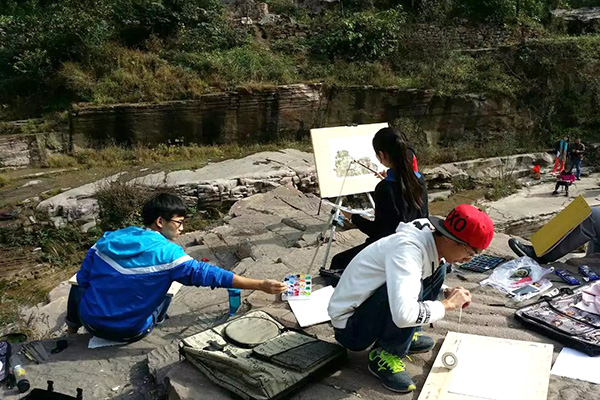 学生走进大自然进行艺术写生采风活动